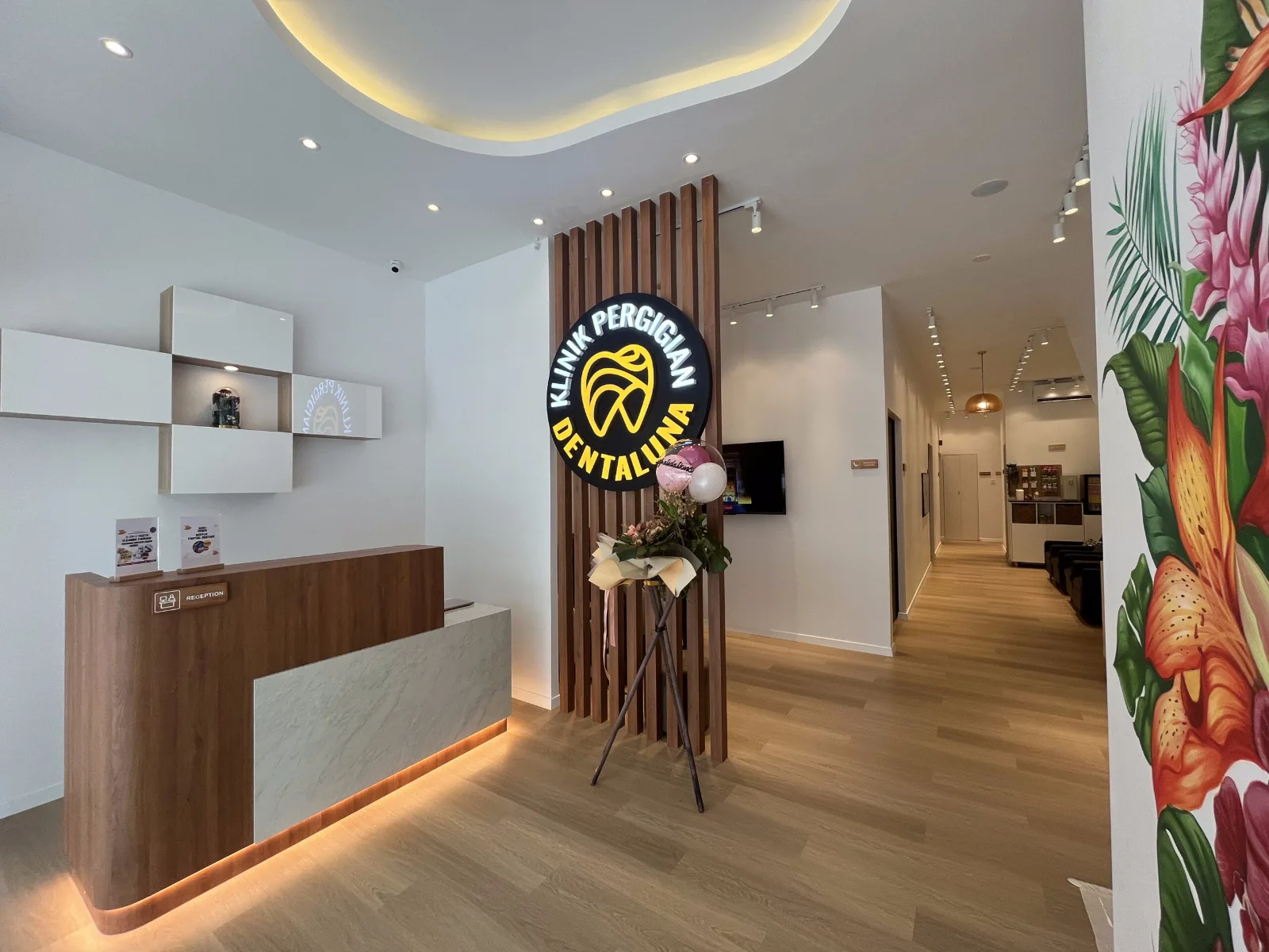 Bright and modern Dentaluna reception